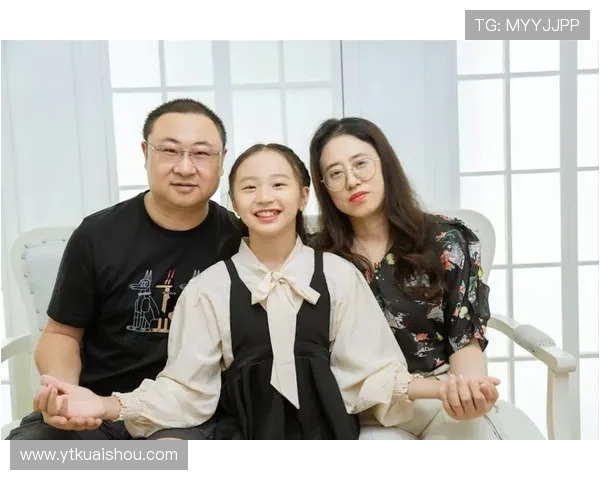 足球明星携女儿共度温馨时光拍摄创意视频展现父女情深 足球明星携女儿共度温馨时光拍摄创意视频展现父女情深